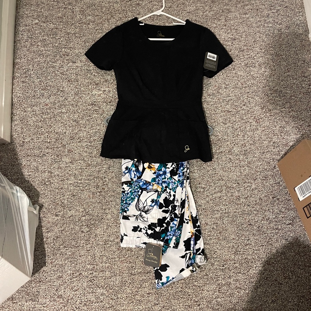 Jaanuu Scrub Set